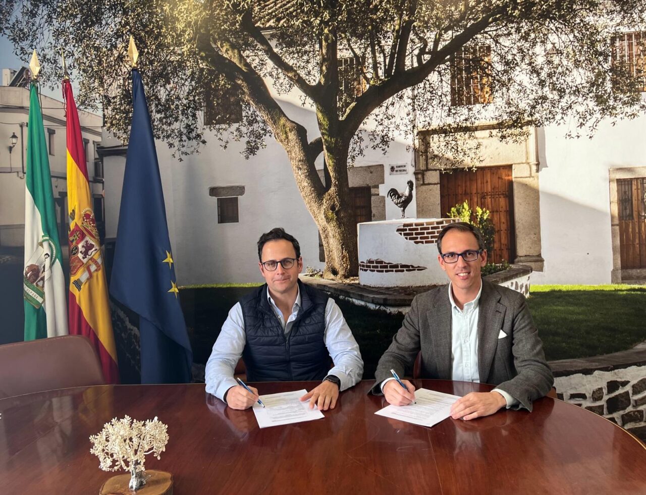 El alcalde de Pozoblanco firma el convenio para la construcción de la nueva pista cubierta del Club Hípico