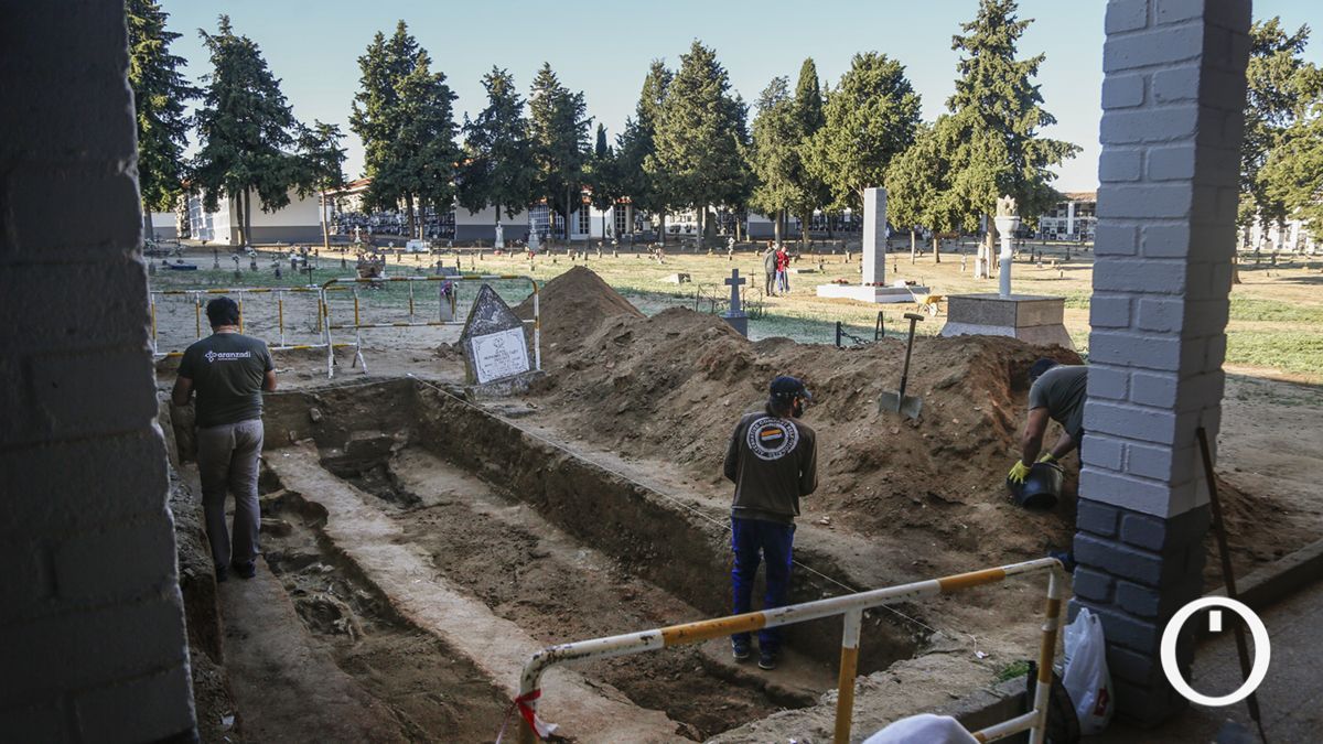 Siguen la exhumación de la fosa de Hinojosa para recuperar los restos de fusilados tras la Guerra Civil